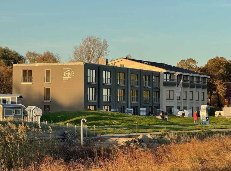 Hotel be natural im Abendlicht, direkt an der Eider mit Strandkörben