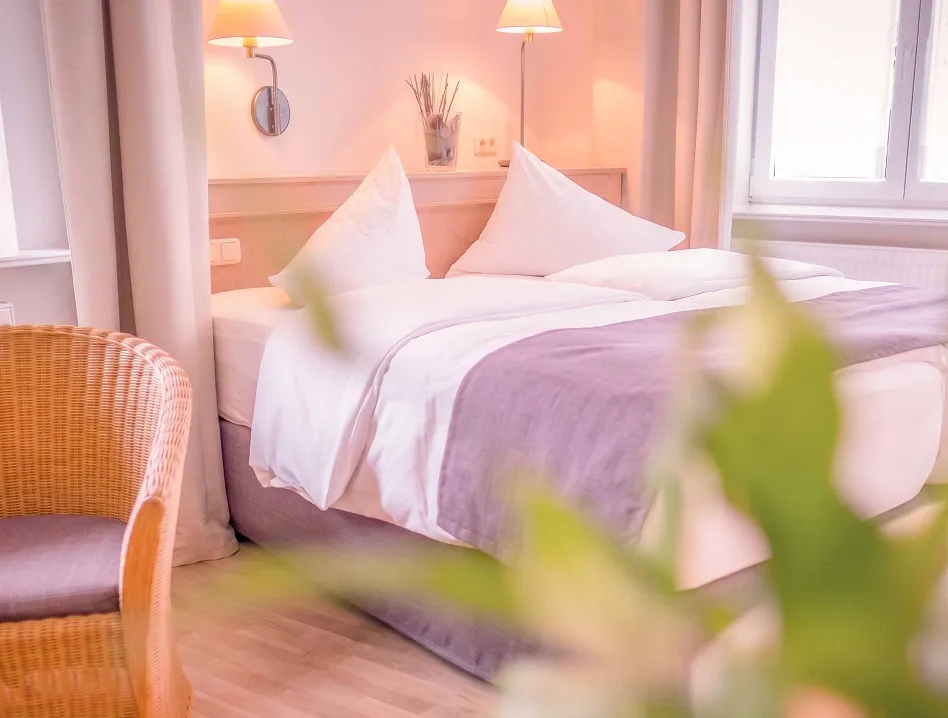 Helles Komfortzimmer im be active mit Korbsessel und Doppelbett