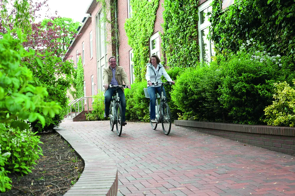 Zwei Radfahrer vor dem Hotel be active in Tönning