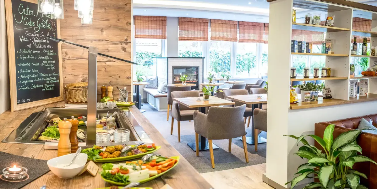 Fruehstuecksbuffet-und-Gastraum-im-Hotel-be-active