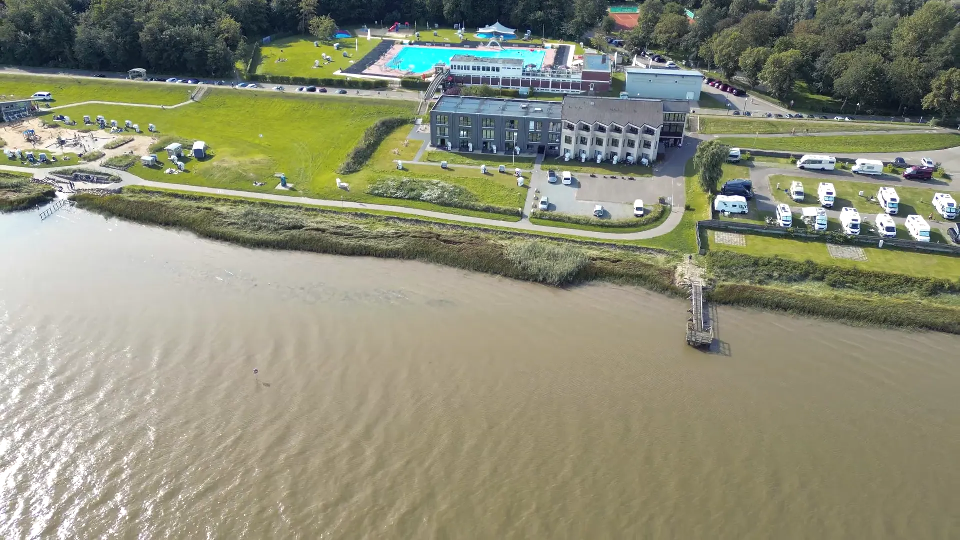 Luftaufnahme: das Hotel be natural am Wasser der Eider in Tönning