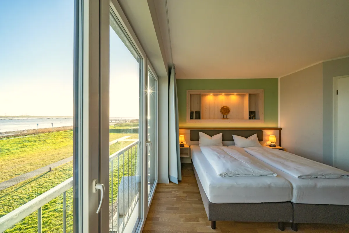 Zimmer mit Balkon und Blick auf die Eider im Hotel be natural in Tönning
