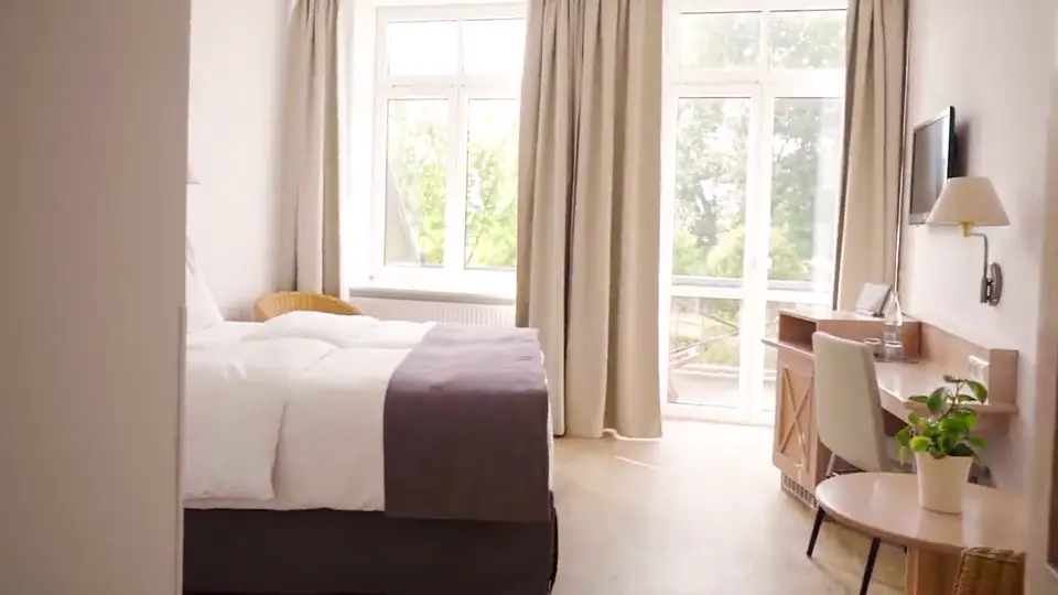 Helles Zimmer im Hotel be active mit großem Fenster und Doppelbett