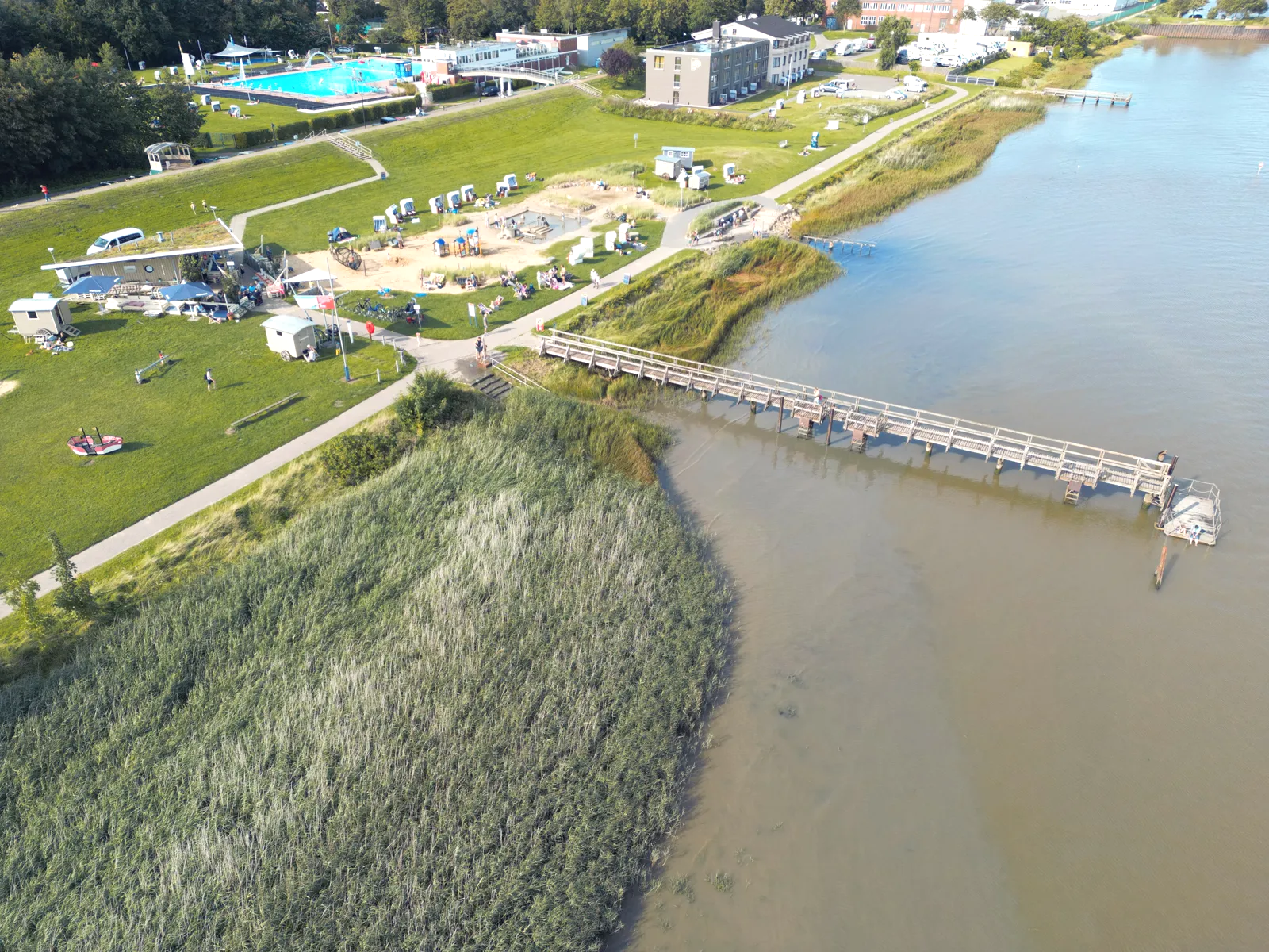 Ruhe an der Eider: Luftbild von Deich, Eider und Anleger bei Tönning