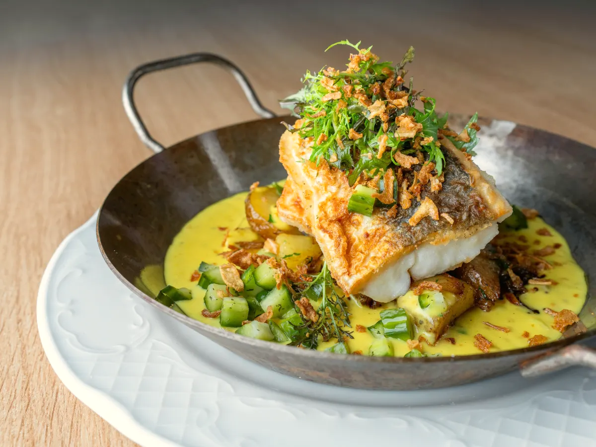 Fischgericht in der Pfanne serviert, Restaurant tween Tönning