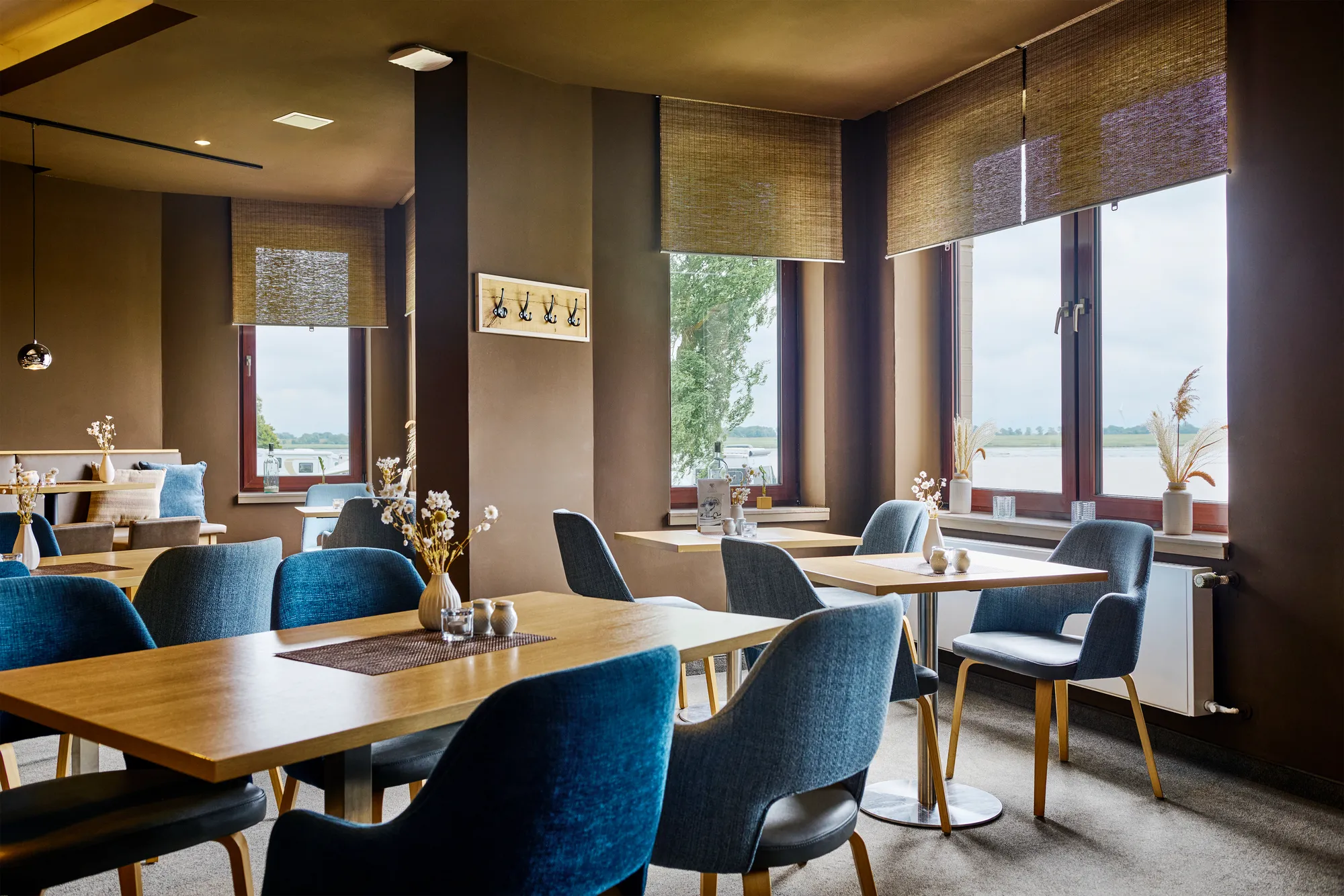 Gastraum des Restaurants tween mit Blick auf die Eider