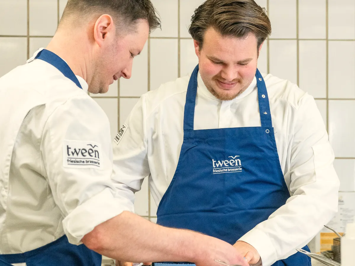 Köche in der Küche des Restaurants tween in Tönning