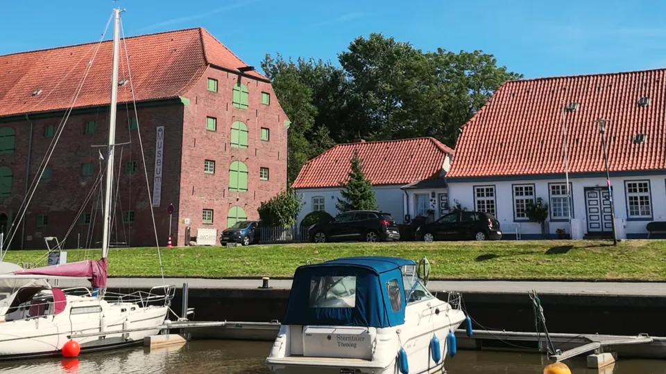Hafen in Tönning mit Packhaus und Booten, danach Strandkörbe am Deich und die Eider